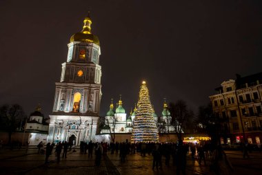 Kyiv 'in Ukrayna enerji altyapısı Kyiv, Ukrayna' da 6 Aralık 2025 'te yaşanan kesintiler sırasında St. Sophia Katedrali' nin önündeki ana Noel ağacı. Yüksek kalite fotoğraf