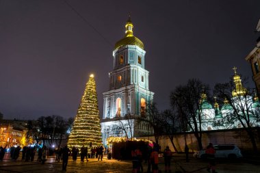 Kyiv 'in Ukrayna enerji altyapısı Kyiv, Ukrayna' da 6 Aralık 2025 'te yaşanan kesintiler sırasında St. Sophia Katedrali' nin önündeki ana Noel ağacı. Yüksek kalite fotoğraf