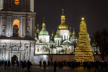 Kyiv 'in Ukrayna enerji altyapısı Kyiv, Ukrayna' da 6 Aralık 2025 'te yaşanan kesintiler sırasında St. Sophia Katedrali' nin önündeki ana Noel ağacı. Yüksek kalite fotoğraf
