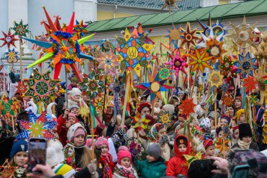 Ukraynalılar 25 Aralık 2025 'te Ukrayna' nın başkenti Kyiv 'de Noel şarkıları söyler ve Beytüllahim' in süslü yıldızlarını taşırlar. Yüksek kalite fotoğraf
