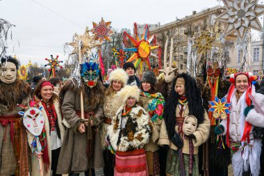 Ukraynalılar 25 Aralık 2025 'te Ukrayna' nın başkenti Kyiv 'de Noel şarkıları söyler ve Beytüllahim' in süslü yıldızlarını taşırlar. Yüksek kalite fotoğraf