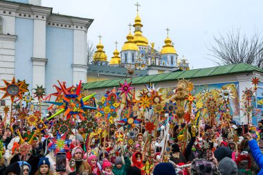 Ukraynalılar 25 Aralık 2025 'te Ukrayna' nın başkenti Kyiv 'de Noel şarkıları söyler ve Beytüllahim' in süslü yıldızlarını taşırlar. Yüksek kalite fotoğraf