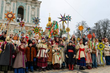 Ukraynalılar 25 Aralık 2025 'te Ukrayna' nın başkenti Kyiv 'de Noel şarkıları söyler ve Beytüllahim' in süslü yıldızlarını taşırlar. Yüksek kalite fotoğraf