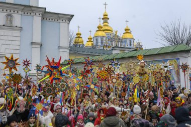 Ukraynalılar 25 Aralık 2025 'te Ukrayna' nın başkenti Kyiv 'de Noel şarkıları söyler ve Beytüllahim' in süslü yıldızlarını taşırlar. Yüksek kalite fotoğraf