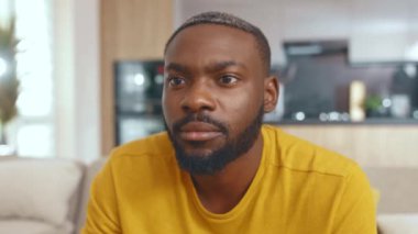 Afro-Amerikan bir adamın portresi TV seyrediyor. Monitörde sörf haberleri seyrediyor, diziler evde tek başına kalıyor. Evdeki insanlar. Sıradan bir yaşam tarzı. İnsanlar.