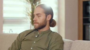 Kapalı mekanlarda kameraya gülümseyen sıradan kolonya giymiş çekici hippi adamın yüzü. Erkek portresi. Evde kalan çekici bir adam. Daire.