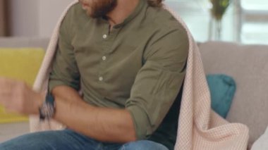 Beyaz, sağlıksız, battaniyeye sarılı zavallı bir adam. Virüs enfeksiyonu geçiriyor. İyileşen bir hastalığı öksürüyor. Kendini izole etme ve karantina.