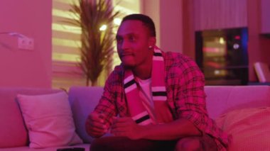 Hüsrana uğramış Afro-Amerikan genç futbol fanatiği televizyon izlerken oyun kaybıyla depresyona giriyor. Televizyondaki futbol maçı. Sıradan bir yaşam tarzı. Duygular. Eğlence.