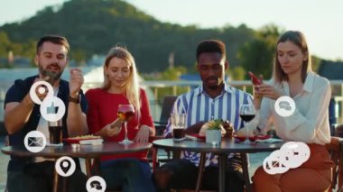 Çeşitli Çok Irklı Dostlar Kafe 'de Birlikte Kalmakta Cep Telefonu Kullanarak Sosyal Medya Uygulamaları E- posta Bildirimleri Bulut Teknolojisi Kullanıcı Arayüzü.