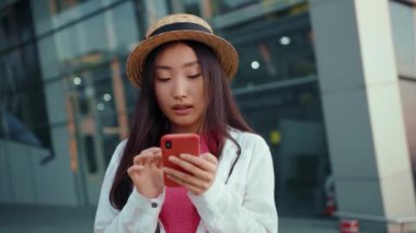 Asya etnik kökeni. Sıfır fobi. Genç çekici Çinli kız, takipçileriyle internet üzerinden iletişim kurmak için cep telefonu sosyal ağlarını kullanıyor. Bildirimler. Kullanıcı arayüzü. Popülerlik.