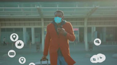 İş gezisi sırasında bir sürü ihbarı kontrol eden bir bavulla havalimanından çıkan Afrikalı Amerikalı Turist. Sosyal Medya Simgesi. Kullanıcı Arayüzü. Nüfuzlu. Günlük Kaydı Kavramı.