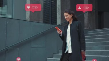 Mutlu SMM yöneticileri işten sonra sosyal medyayı kontrol ediyor. Çekici, genç, klas iş kadını görünümlü ve akıllı telefon ekranlı. Başarılı içerik planı. Dijital meslek. İş merkezi