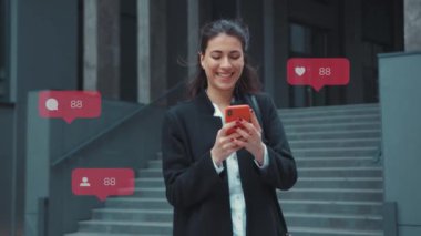 Yürüyen mutlu genç kadın telefon tebessümü kullanıyor. Sokakta dışarıda. Kullanıcı arayüzü - beğeni, takipçi, sosyal medya yorumları ile Vlogger etkili animasyon. Yavaş çekim
