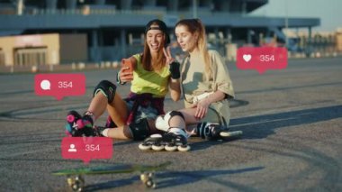 Patenlerle yerde oturan kadınları kapat. Konuşan kadınları kullan. Sokağın ortasında selfie çek. Kullanıcı arayüzü - beğeni, takipçi, sosyal medya yorumları ile Vlog tutucu canlandırması.