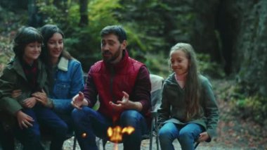 Yakın aile sonbaharda kamp ateşinin yanında oturur. Ebeveynleriyle birlikte çocuklar ormanda dinleniyorlar. Çocukluk ilişkisi kamp kuruyor. Yavaş çekim