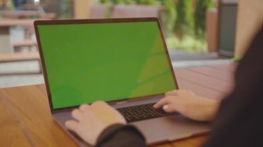 NEW YORK - 5 Eylül 2020: Dizüstü bilgisayarın yeni modelinin klavyesinde yazan kadının ellerine bakın. Tanımlanamayan SMM yöneticisi kafein masasında oturuyor, aygıt kullanıyor. Dijital meslek, uzak meslek