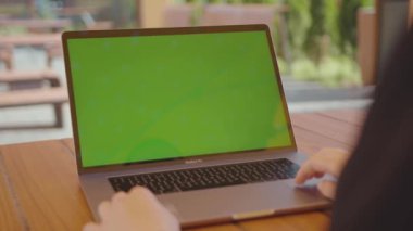 NEW YORK - 5 Eylül 2020: Bilgisayarda çalışan genç bir kadının parmak şıklatma görüntüleri. Siyah takım elbiseli içerik yöneticisi klavyeye yazı yazıyor, blog içeriğine yeni içerik yüklüyor