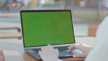 NEW YORK - 5 Eylül 2020: Taşınabilir bilgisayarda çalışan kadınların görüntüleri. Yazı yazarı makalesi. Yeşil ekranlı dizüstü bilgisayar kullanan serbest çalışan, sosyal medyada gezinen, mesajlaşan, sörf yapan