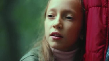 Yüzünüzü kapatın ve baba-kız olarak sonbahar haftasonu ormanda durup doğanın tadını çıkartın. Rahatlama seyahati çocukluk macerası. Yavaş çekim