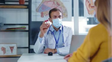 Genç bir kadın için koronavirüs enfeksiyonuna karşı ilaç yazan profesyonel bir doktor. Sağlıksız bir kavram. Hastalar ve doktorlar. Tıbbi bir randevu. Hastaneler.