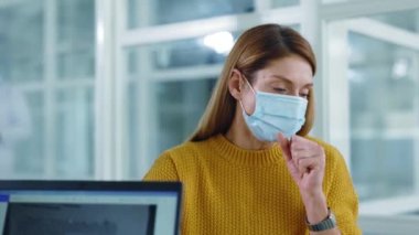 Coronavirus. Salgın hastalık konsepti. Maske takan sağlıksız genç bir kadın profesyonel doktoru ziyaret ediyor. Öksürüyor..