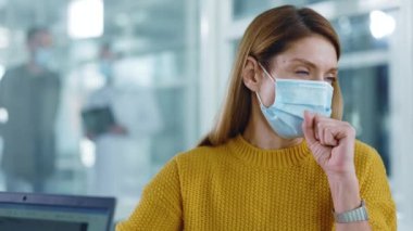 Solunum maskesi takıp terapistle konuşan, beyaz, hasta, sarışın bir kadın. Coronavirus. Doktor randevusu. Hastaneler.