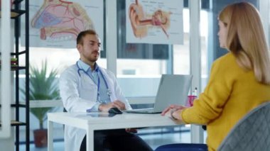 Profesyonel doktor genç bayan hastaya koronavirüs hastalığı hakkında danışmanlık yapıyor grip belirtileri modern ofis hastane konseptinde teşhisi tartışıyor..
