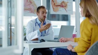 Kafkasyalı bir çift genç doktor ve bayan hasta ofiste oturmuş hastane ofisinde tedavi tedavisi için verilen teşhisi tartışıyorlar. Sağlık hizmetleri kavramı.