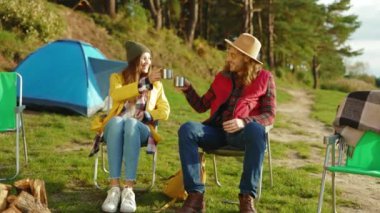 Mutlu arkadaşlar doğada parti yapıyorlar. Dört genç, köpekle gülümseyen birine sarılır. Tatil turizmi macerası. Yavaş çekim
