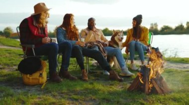 Hippiler kamp ateşinin yanında otururlar. Gençler oyunlar hakkında konuşurlar, köpeklerin gülümsemesiyle mutlu olurlar. Tatil turizmi macerası. Yavaş çekim