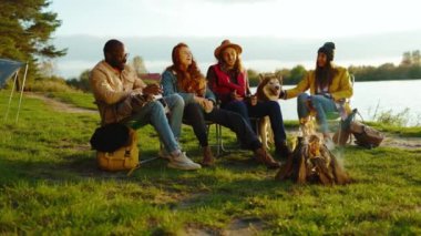 Doğada kamp ateşinin yanında oturan çok ırklı hippi arkadaşlar. Gençler oyunlar hakkında konuşurlar, köpeklerin gülümsemesiyle mutlu olurlar. Tatil turizmi macerası. Yavaş çekim