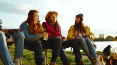 Havalı hippiler doğada kamp ateşinin yanında otururlar. Gençler oyunlar hakkında konuşurlar, köpeklerin gülümsemesiyle mutlu olurlar. Tatil turizmi macerası. Yavaş çekim