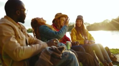 Günışığı hippi arkadaşları doğada kamp ateşinin yanında oturuyorlar. Gençler oyunlar hakkında konuşurlar, köpeklerin gülümsemesiyle mutlu olurlar. Tatil turizmi macerası. Yavaş çekim