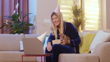 Doğum günü kızı çekici sarışın uzak doğum günü videosunu kutluyor. Ailesini arıyor. Bengal kedisinin karantina için evde kalıp eğlendiğini gösteriyor..