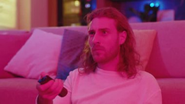 Korku filmlerinde korku filmi izleyen korkmuş genç adam hafta sonları gece kalmaktan korkuyor. Neon ışıkları. Daire. Eğlence.