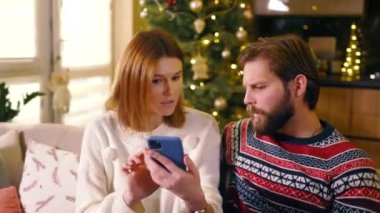 Kafkas ailesi kış tatiline hazırlanıyor. Ev içi akıllı telefon uygulamasında hediye arıyorlar..