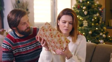 Kafkasyalı romantik çift Noel ağacının yanında hediyelerini değiş tokuş ediyor. Genç, hayal kırıklığına uğramış kadın sevgilisine geri vermeyi reddederek hediyesini sallıyor. Başarısızlık kavramı.