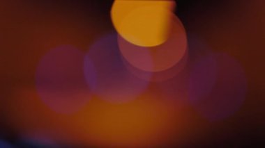 Bulanık ışıklar, aydınlanma. Tünelde araba sürüyor, arka koltuktan ateş ediyor. Eve dönüş yolunda. Yüzü olmayan gezginler. Gece gezintisi. Taksi kavramı, renkler, farlar, ulaşım, araç, hareket