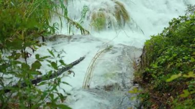 Parktaki harika şelalenin görüntüsü. Hırvatistan. Yeşil doğanın yatay görüntüsü. Bahar, doğal, vahşi, akıcı, seyahat, hareket, yaprak, çevre, taş, çağlayan, güzel, ıslak, güzel