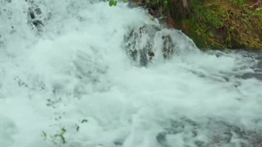 Şelale sularının inanılmaz yatay görüntüsü. Yeşil Park 'taki müthiş şelalelerin görüntüleri. Sonbahar, Ekim, mevsim, manzara, huzurlu gün, cennet, dağlar, açık hava, hiç kimse, hiç kimse, ağaçlar