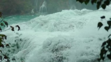 Bulutlu bir günde ormanda şelalesi olan sakin bir yer. Temiz su sıçratma manzarası. Açık havada. Hırvatistan, gündüz, hız, manzara, turizm, doğal, Avrupa, yeşillik, sonbahar, turkuaz, sakin, renkli, hiç kimse