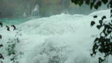 Yeşil ormanda, rahatlatıcı şelalenin yanındaki beyaz su sıçrama manzarası inanılmaz. Bulutlu bir gün. Hırvatistan, kavram, gezi, hiç kimse, bahar, akış, düşüş, ıslak, saflık, çağlama, seyahat, park, güzel, yaprak, taze