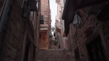 Eski kentte yürüyüş. Merdivenleri olan antik binalar. Dar sokak, kafe, sokak lambası. Hırvatistan, miras, ülke, dönüm noktası, manzara, gezi, antika, dış, adriyatik, eski kasaba, ilham, Avrupa