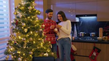 Noel yaklaşıyor. Tatlı, tapılası beyaz bir aile kutsal yemeği hazırlıyor. Mutlu genç kız dedemle tanışıyor. Hediye alışverişi yapıyor..