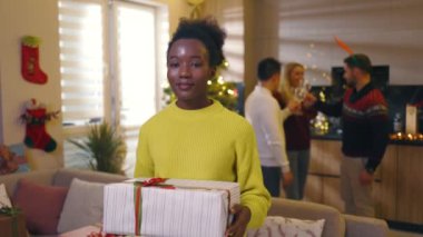 Afro-Amerikan portresi. Güzel, mutlu, genç bir kadın. Gülümsemeye bak. Yeni yıl. Tatil kutlaması. Noel ağacı. Yavaş çekim