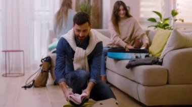 kıyafetler, yolculuk, gülümseme, turistler, bagaj, turizm, evli çift, macera, ebeveynler, toplanmış, birlikte, evi terk etmek, seyahat, valiz, seyahat, yaşam tarzı, modern iç mekan, aile, oturma odası