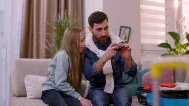Baba-kız gülüşü kıyafetleri sınıftaki seyahat çantasına koyar. Öğrenci kız fotoğraf makinesinin nasıl çekildiğini öğrenir. Mutlu ol. Turizm çifti macera yaşam tarzı. Yavaş çekim