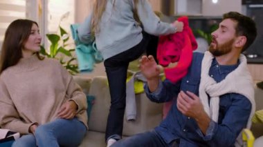 Portre yapan karı-koca kavgası, kıyafet sorunları ve aile içi şiddet. Kızım etrafta koşuşturup eğleniyor. Yavaş çekim