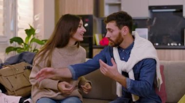 Karı koca yakınlaşması, kavga etmeleri, evde kıyafet sorunları ve şiddet yaşanması. Kızım eğlenceli bir koşu yapıyor. Yavaş çekim