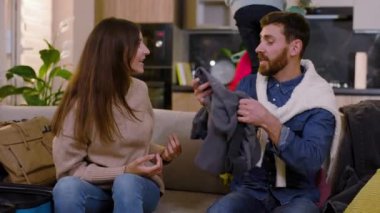 Gergin karı-koca kavgaları evde kıyafet sorunları ve şiddet yaratıyor. Kızım etrafta koşuşturup eğleniyor. Yavaş çekim